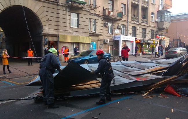 Рятувальники отримали 41 заявку на ліквідацію наслідків вітру у Києві