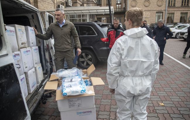 Кличко передав столичним рятувальникам тисячу технологічних захисних комбінезонів