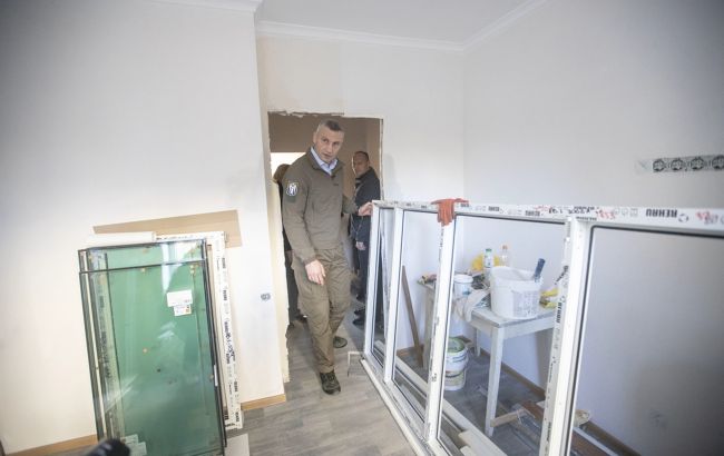 Кличко перевірив, як відбувається відновлення столичних будинків після російських обстрілів