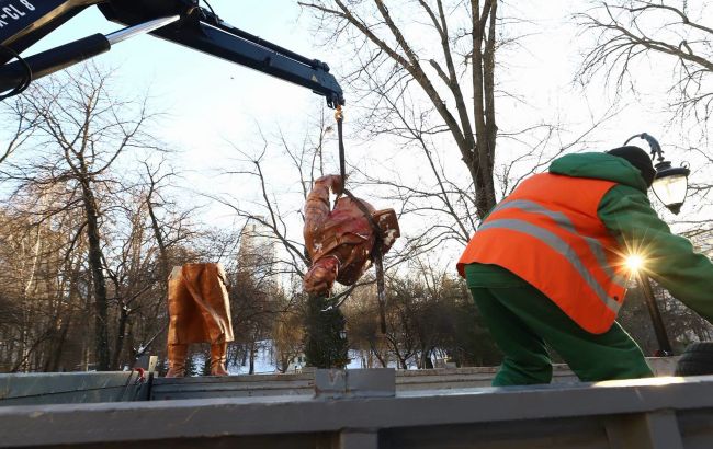 У Києві демонтували пам’ятник радянських часів у центрі міста