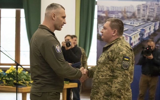 Кличко вручил медали бойцам 242 батальона ТрО Киева