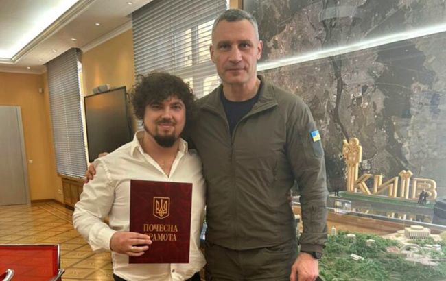 Кличко наградил киевского реабилитолога, который помогает восстанавливаться раненым бойцам