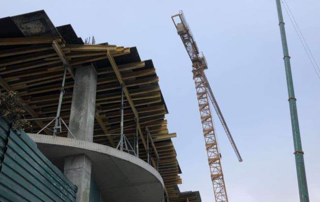 Міські служби демонтують будівельний кран на місці скандальної забудови на Андріївському, - КМДА