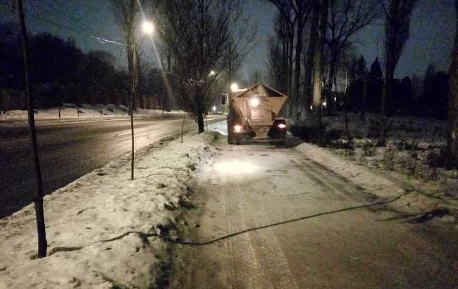 "Київавтодор" обробив вулиці столиці протиожеледними матеріалами для безпечного руху пішоходів