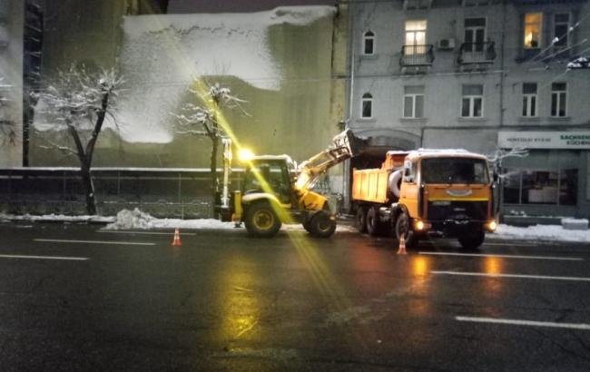 "Киевавтодор" за сутки вывез со столичных дорог 2388 т снега