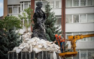 Для чого знімають захист із пам'ятників у Києві: пояснення КМДА