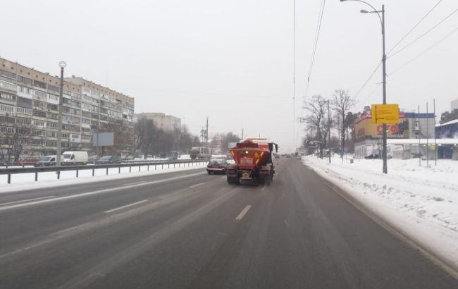На дорогах Киева работают солеразбрасыватели и снегоуборочная техника, - КГГА