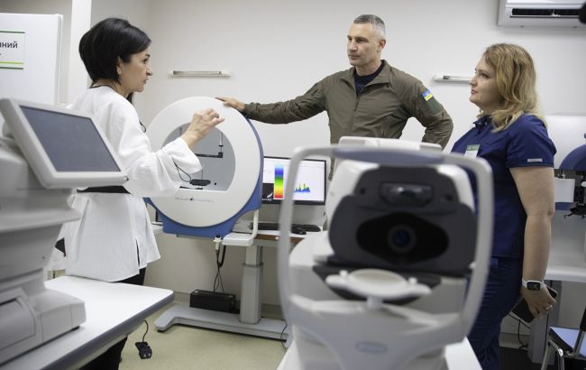 Кличко посетил обновленную больницу, где оказывают помощь гражданским и военным