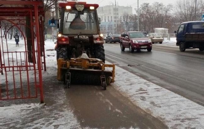 Снег в Киеве: на дорогах дежурит 383 единицы техники