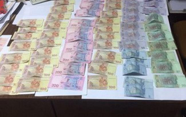 У Полтаві затримали поліцейського та чиновника, які вимагали "данину" з торговців