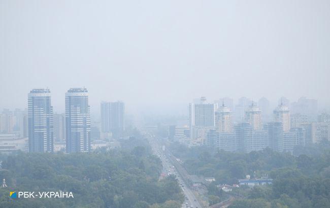 Смог у Києві: десятки рятувальників гасять торф'яні пожежі у кількох районах області