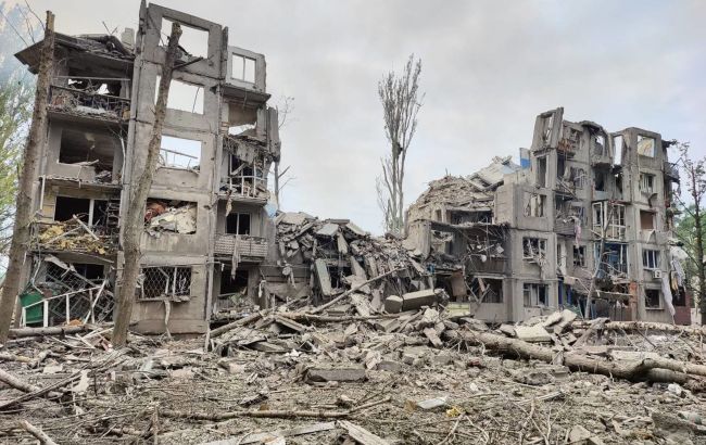Обстрел Авдеевки: жилой дом полностью разрушен, люди под завалами