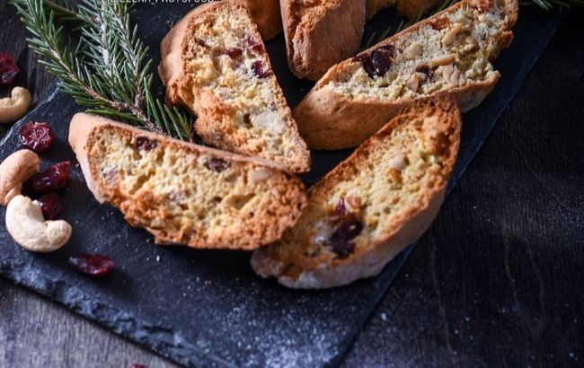 Итальянский шарм: кантуччи с изюмом, клюквой и апельсиновой цедрой