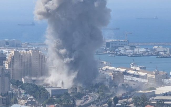 Иран ударил по Хайфе ракетами: есть пострадавшие, над городом поднялся дым