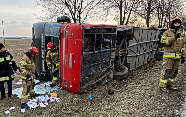 Автобус із біженцями з України потрапив в аварію у Польщі: постраждали діти