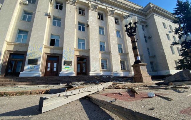 Российские военные утром снова обстреляли здание администрации в Херсоне