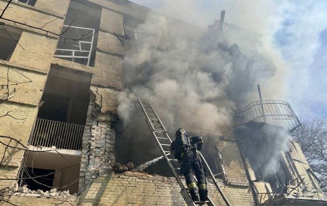 Росіяни вдарили по багатоповерхівці у Дніпрі: є постраждалі
