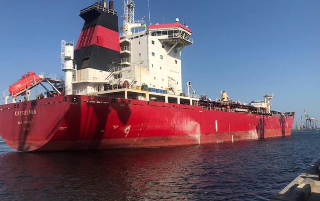 Судно з українським зерном сіло на мілину в Стамбулі і перекрило рух протокою