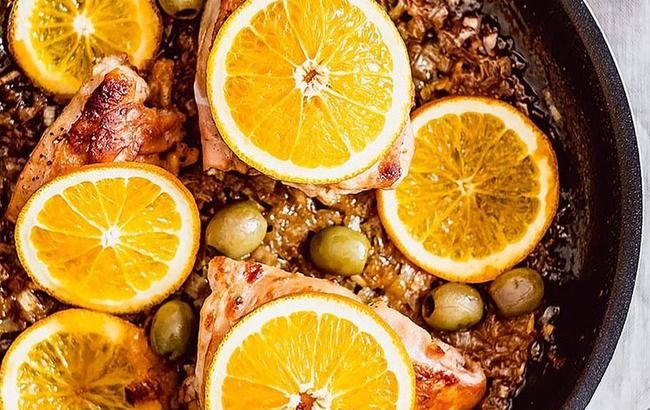 Оригинальное трио: запеченная курица с апельсинами и оливками