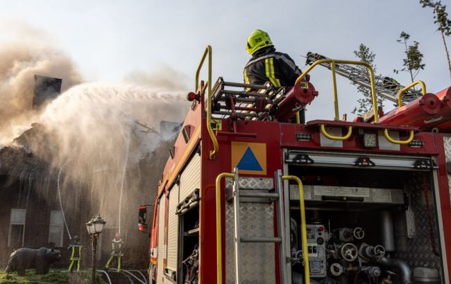 РФ ударила ракетами по дачам под Чугуевом: вспыхнул масштабный пожар, есть пострадавший