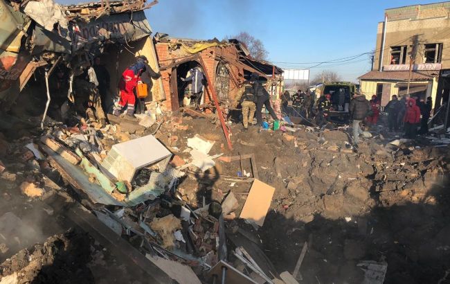 Обстрел рынка под Купянском: под завалами могут быть люди (фото, видео)