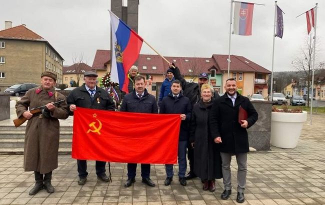 Мэр города в Словакии сфотографировался с флагом РФ. Минобороны страны возмущено