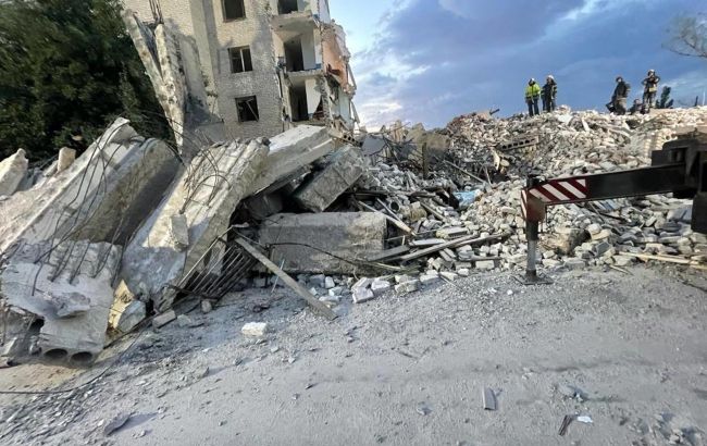 Ракетный удар по Часовому Яру: из-под завалов спасли человека