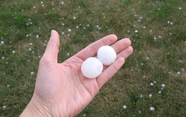 Під Києвом випав град розміром із куряче яйце (фото, відео)