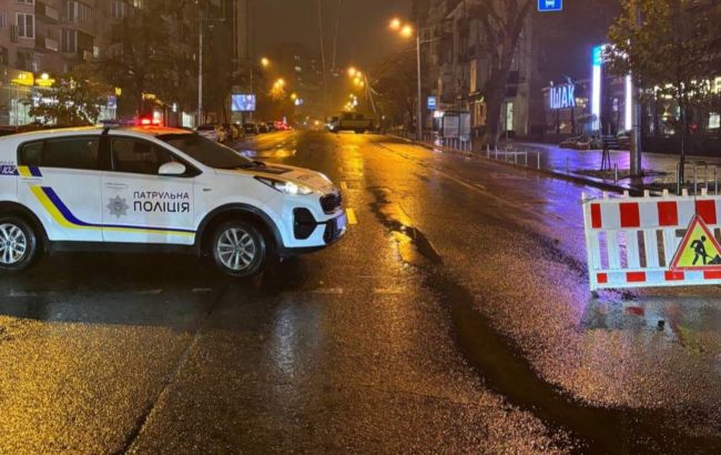 У центрі Києва на одній з вулиць перекрили рух: прорвало трубопровід