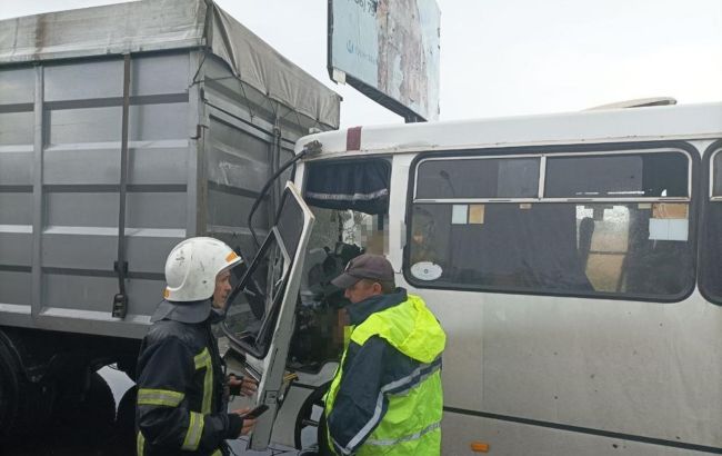 В Одесі автобус врізався у вантажівку: є постраждалі