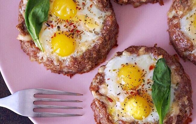 Ситний сніданок: "гнізда" з фаршу з сиром та перепелиними яйцями