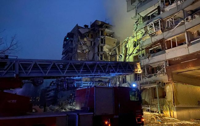 Ракетний удар по Дніпру: з'явилися фото та відео з місця "прильоту"