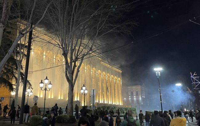 Снесли забор. В Грузии протестующие начали штурмовать парламент