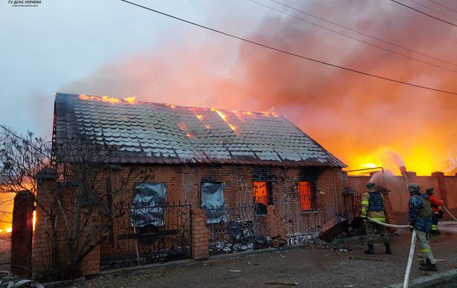 Зранку РФ обстріляла Очаківську громаду: зайнялися пожежі, пошкоджено кілька адмінбудівель