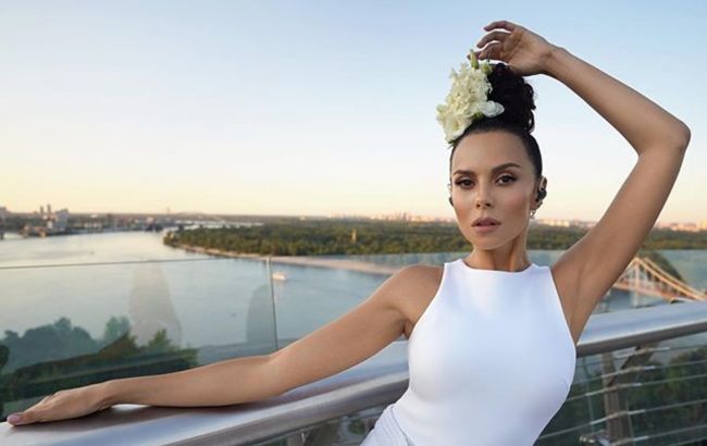 Настя Каменских в бикини показала своих горячих шоу-герлз и соблазнила фото в одном халате