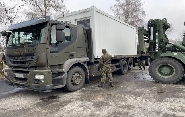 Вместо палаток: для польских пограничников доставляют контейнеры для сна