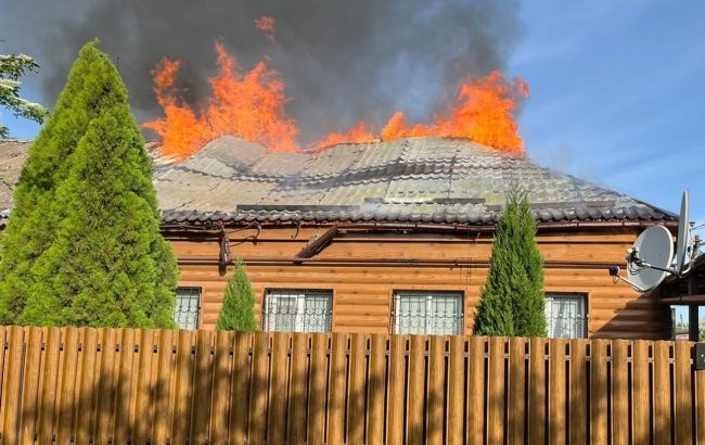 Росіяни обстріляли Нікополь: загорівся будинок, є жертви та поранені (фото)