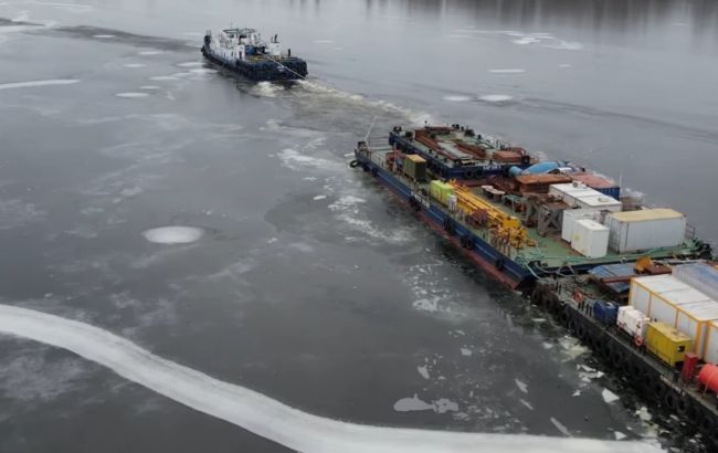 Технику на строительство моста в Кременчуге доставили с помощью ледокола