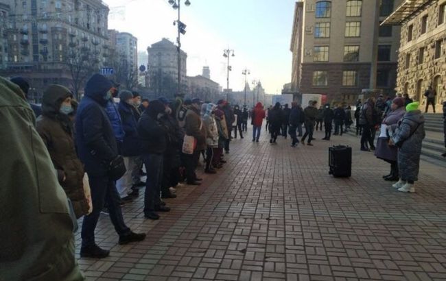 Несколько сотен киевлян вышли на акцию протеста под КГГА, начинаются потасовки