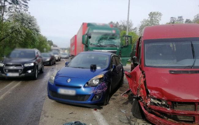 В окрестностях Киева произошла авария с участием шести авто: много раненых (фото)