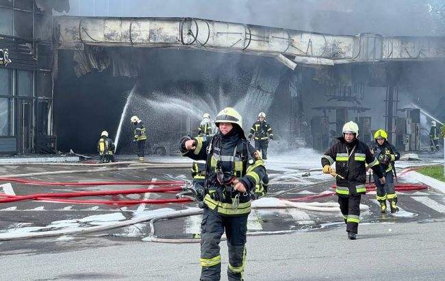 У Києві сталася велика пожежа на АЗС (відео)
