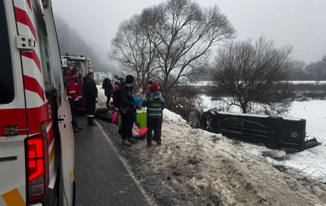 На Закарпатті перекинувся автобус з дітьми: є постраждалі