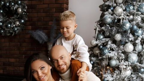 Самое ценное: Яма с женой и сыном в total white образах растопили сердца новогодним счастьем