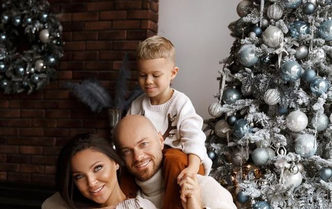 Найцінніше: Яма з дружиною і сином в total white образах розтопили серця новорічним щастям
