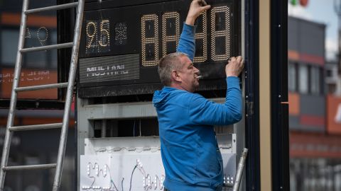 Цены на АЗС начали падать: эксперт объяснил, что будет со стоимостью бензина и ДТ