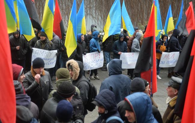Более 500 активистов требовали от АМКУ прекратить "поддержку российского бизнеса"