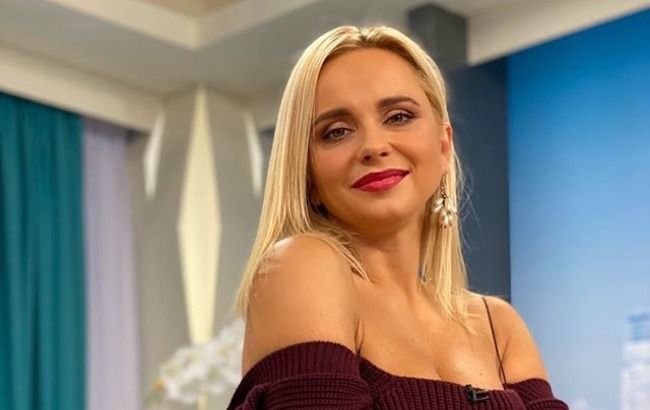 В воздушном платье и коротких шортах: Лилия Ребрик засветила плоский животик и стройные ножки