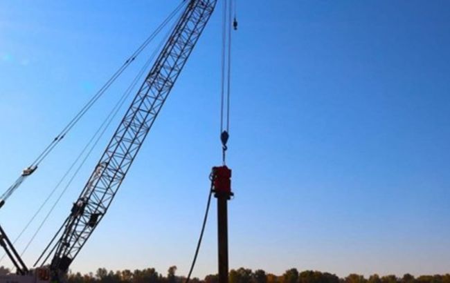 У Кременчуці почали зводити пірси для будівництва майбутнього "мегамосту"