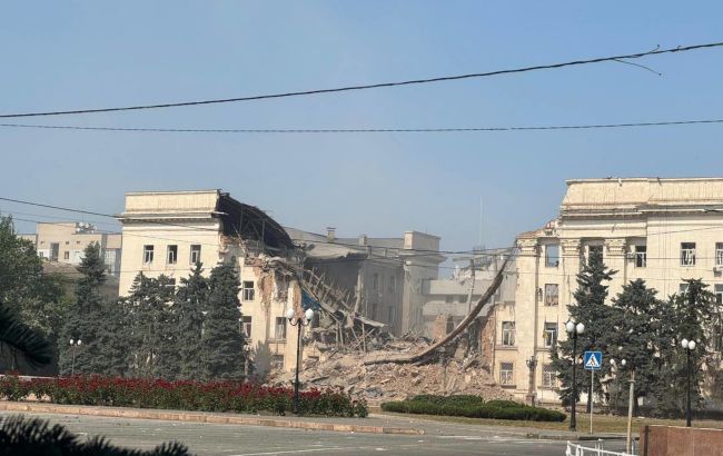 "Абсолютно больные существа": Зеленский об ударе россиян по зданию Херсонской ОГА