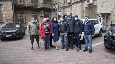 Кличко передал ветеранам войны ключи от автомобилей